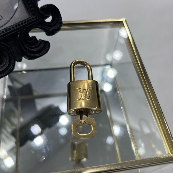 Louis Vuitton #319 Lock and Key - Authentic - Picture 4 of 8